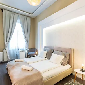 Spacious Luxury At The Heart Of Appartamento